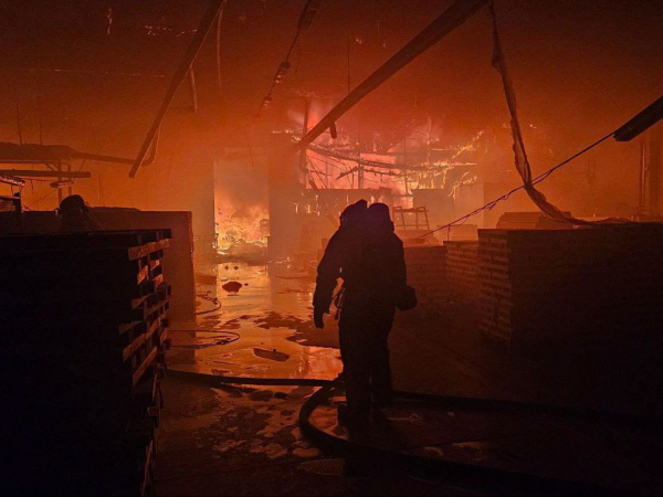 У Львові внаслідок російської атаки горить склад, з-під завалів дістали двох людей - Події
